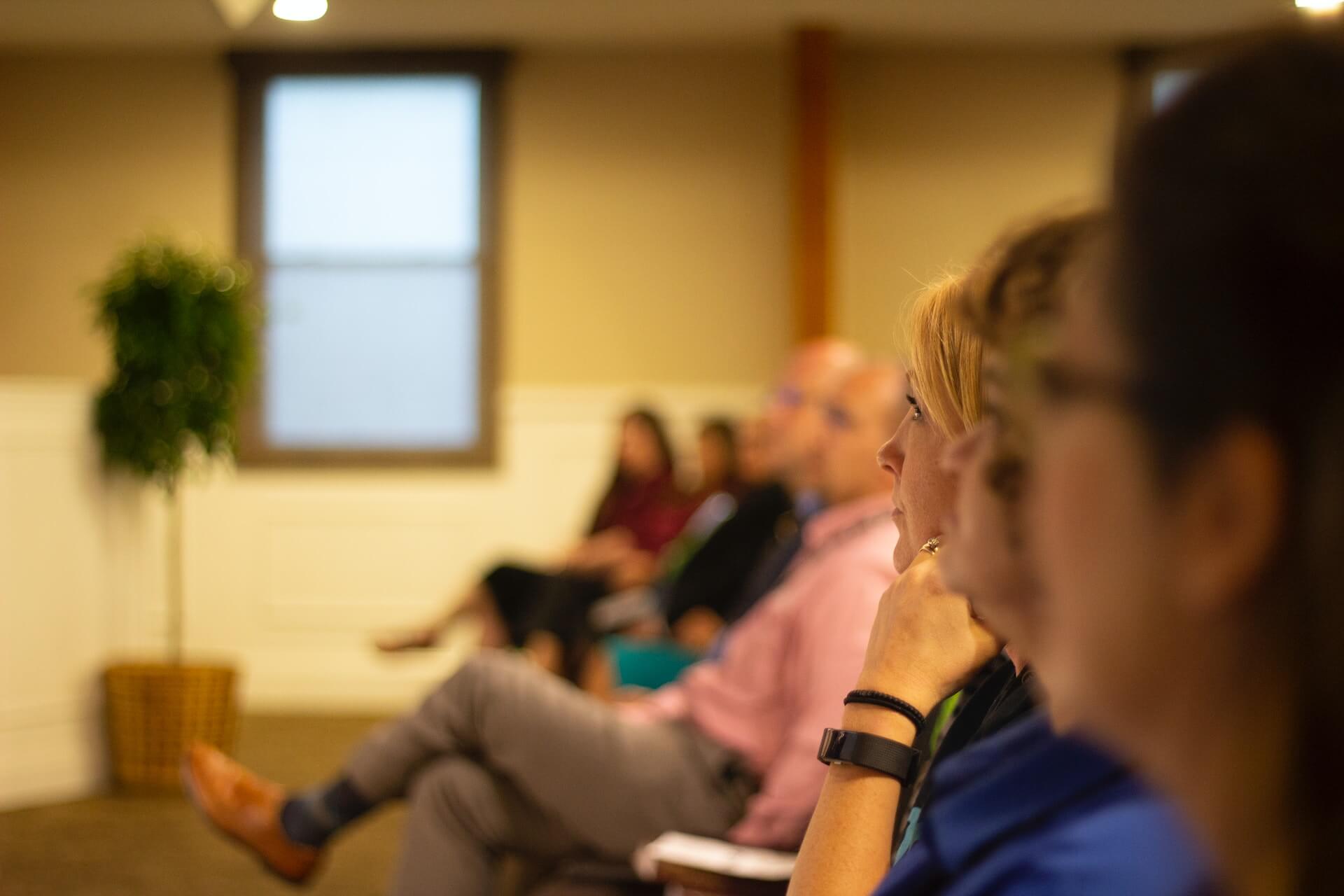 Assemblee devant une conference en entreprise