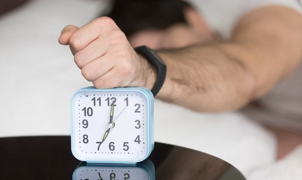 homme n'arrivant pas à se lever le matin car son sommeil est perturbé