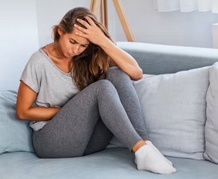 Femme ayant des douleurs et de la fatigue liée à des problèmes hormonaux